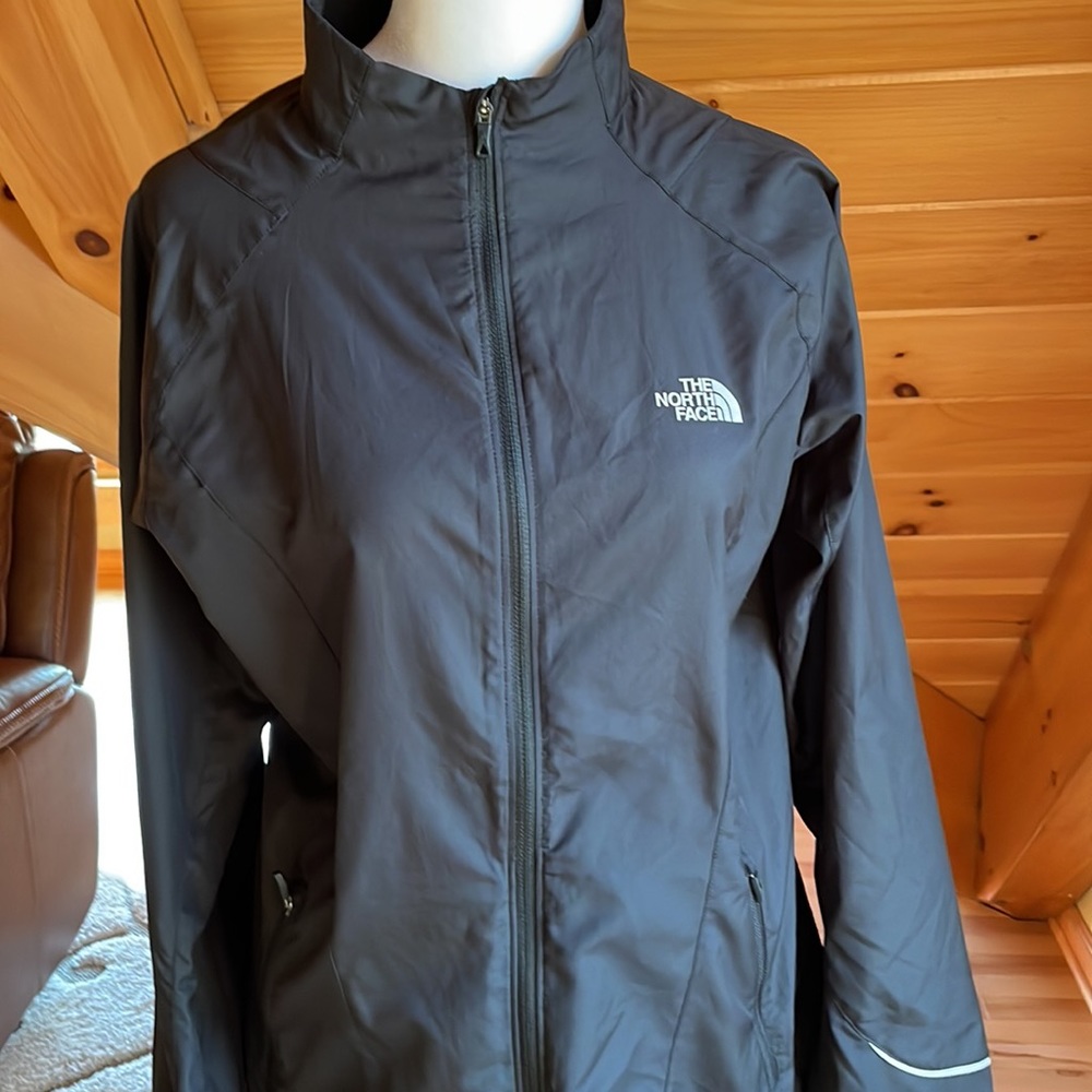 The North Face women’s black light weight jacket. Size L. Excellent condition.